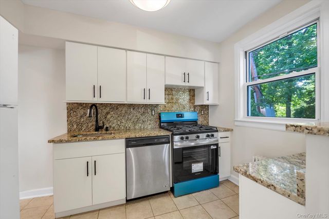 9 Edwards 1-F, Roslyn Heights, NY 11577