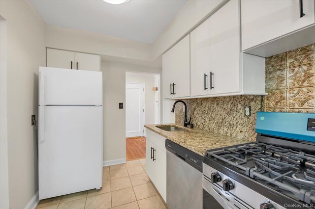 9 Edwards 1-F, Roslyn Heights, NY 11577