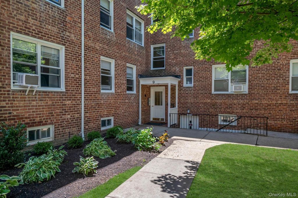 9 Edwards 1-F, Roslyn Heights, NY 11577