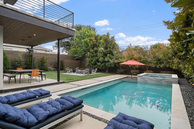 423 W Colorado Boulevard, Dallas, TX 75208