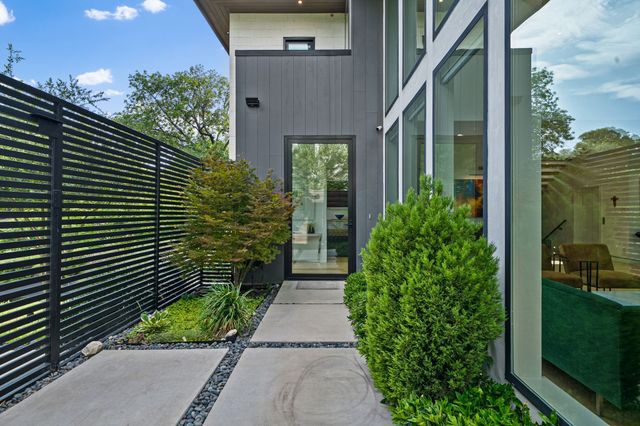423 W Colorado Boulevard, Dallas, TX 75208