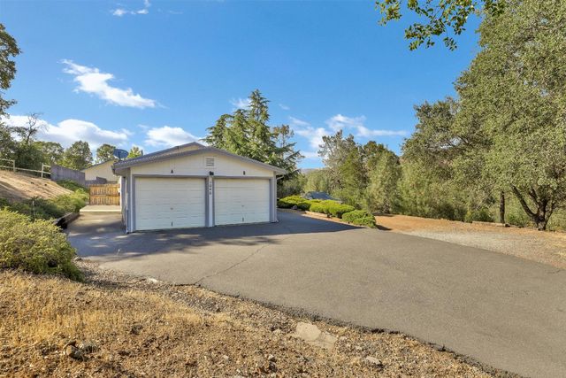 1048 Feather Ct, Copperopolis, CA 95228