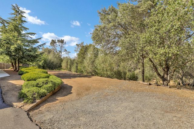 1048 Feather Ct, Copperopolis, CA 95228