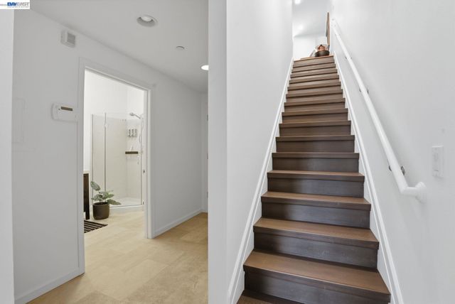 4895 Shattuck Ave, Oakland, CA 94609