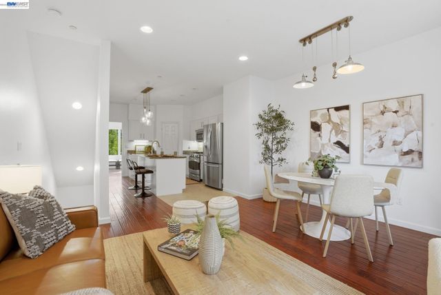 4895 Shattuck Ave, Oakland, CA 94609