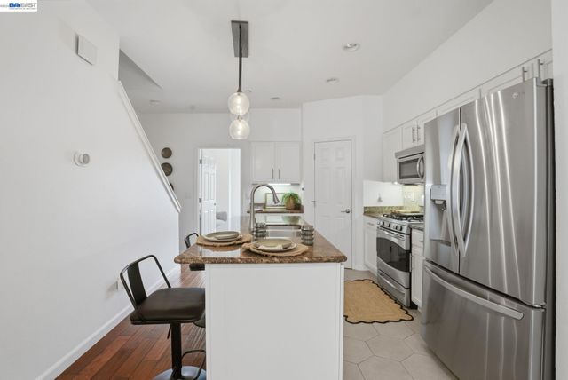 4895 Shattuck Ave, Oakland, CA 94609