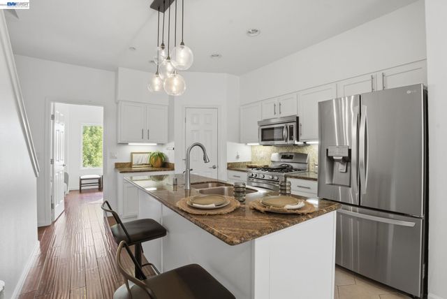 4895 Shattuck Ave, Oakland, CA 94609