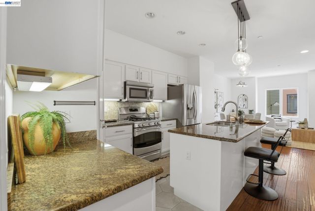 4895 Shattuck Ave, Oakland, CA 94609