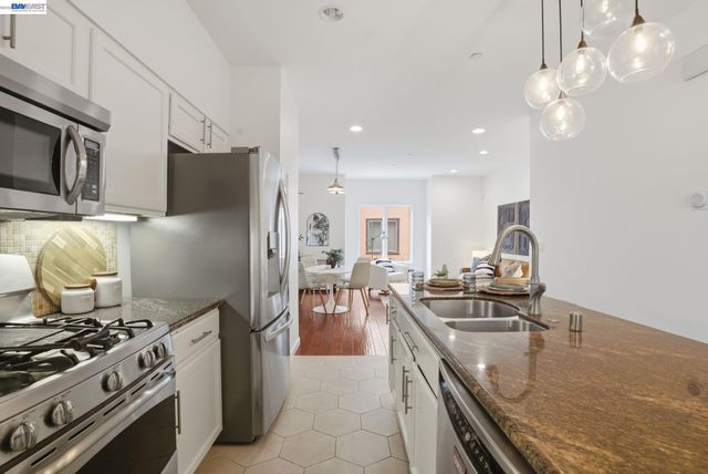 4895 Shattuck Ave, Oakland, CA 94609