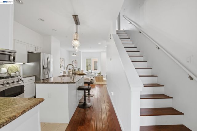 4895 Shattuck Ave, Oakland, CA 94609