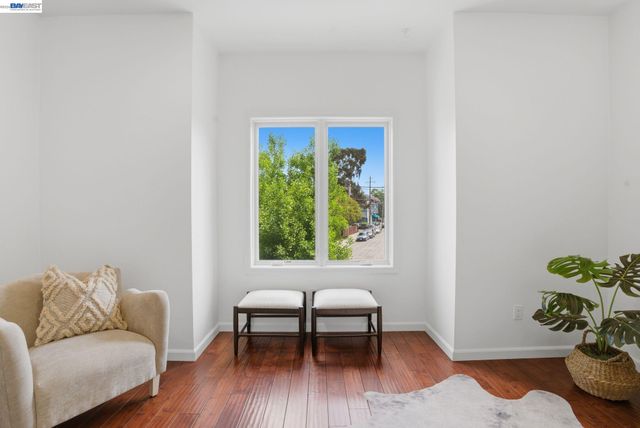 4895 Shattuck Ave, Oakland, CA 94609