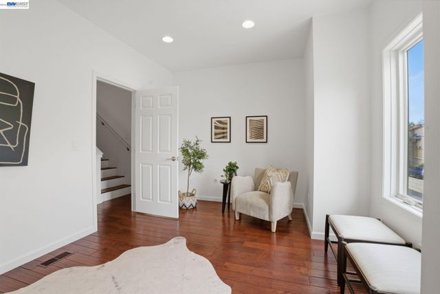 4895 Shattuck Ave, Oakland, CA 94609