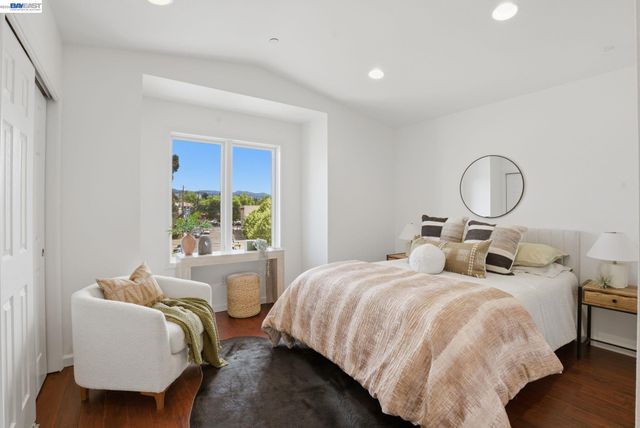 4895 Shattuck Ave, Oakland, CA 94609