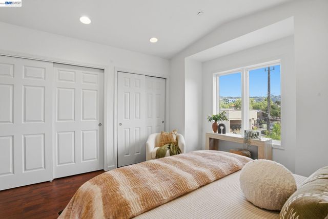 4895 Shattuck Ave, Oakland, CA 94609