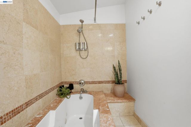 4895 Shattuck Ave, Oakland, CA 94609