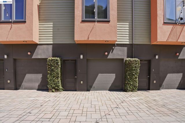 4895 Shattuck Ave, Oakland, CA 94609