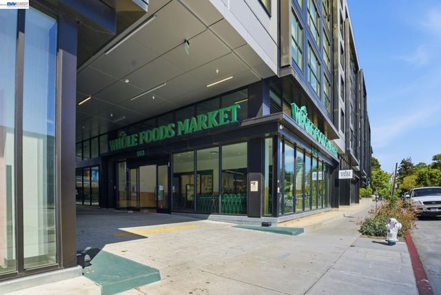 4895 Shattuck Ave, Oakland, CA 94609