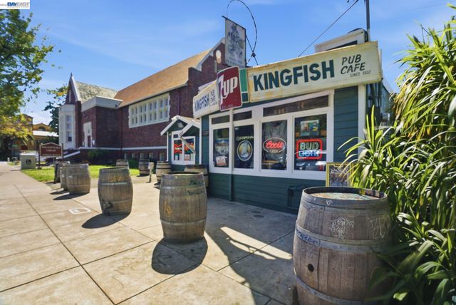 4895 Shattuck Ave, Oakland, CA 94609