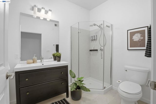 4895 Shattuck Ave, Oakland, CA 94609