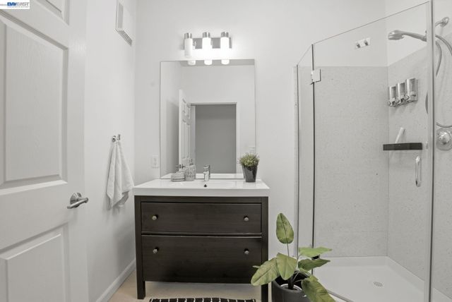 4895 Shattuck Ave, Oakland, CA 94609