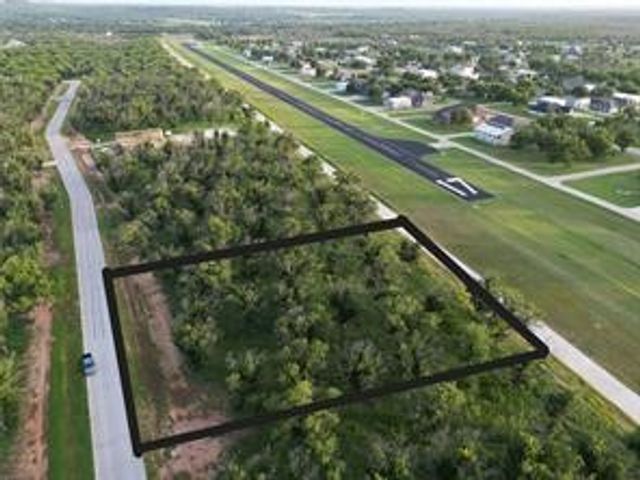 919 E Landings Drive, Granbury, TX 76049