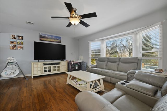 194 Oakdale Bohemia Road, Bohemia, NY 11716