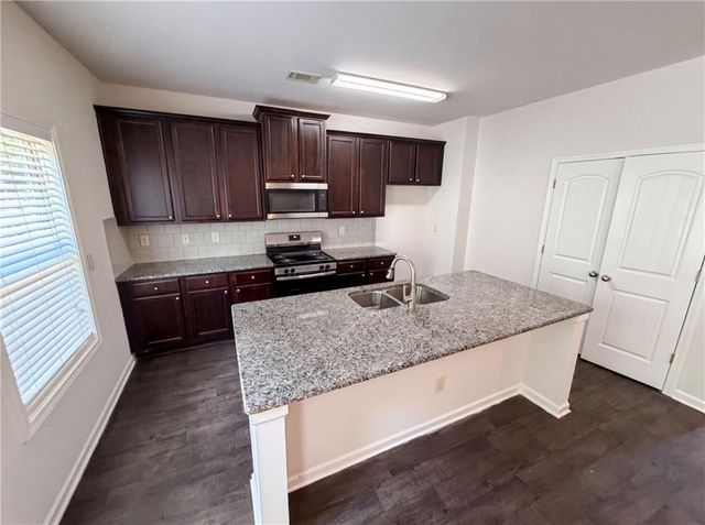 821 Walnut Woods Drive, Braselton, GA 30517