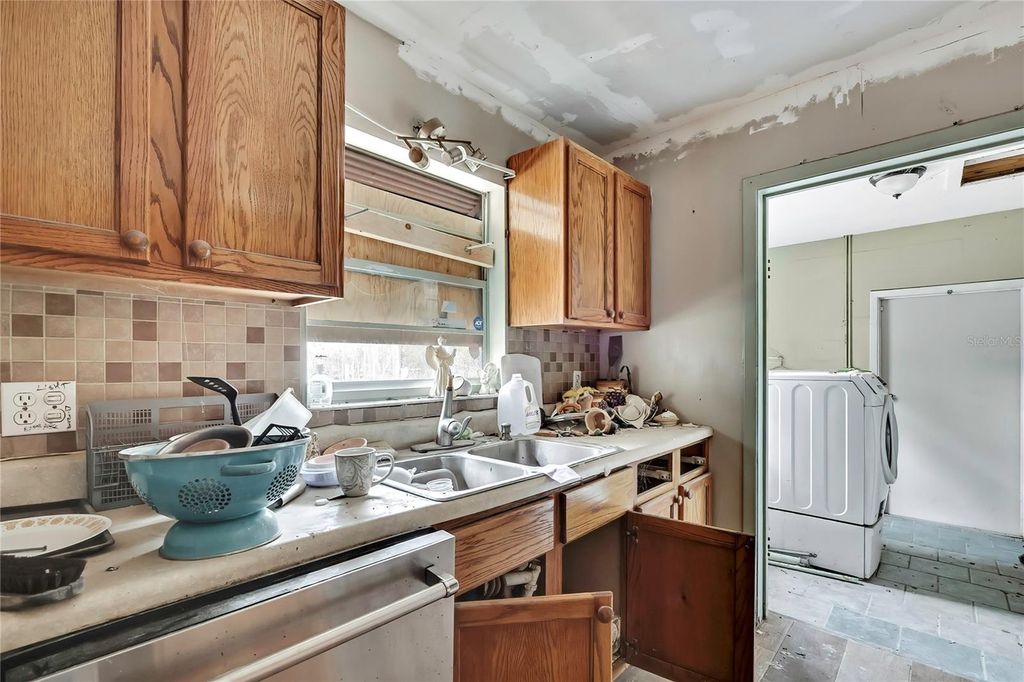 Image 12 of property listing at 12672 S OAKVIEW AVENUE, Floral City, FL 34436