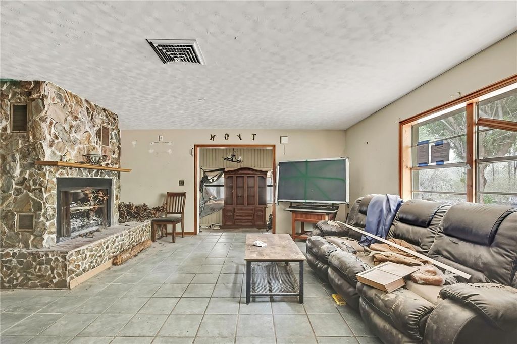 Image 9 of property listing at 12672 S OAKVIEW AVENUE, Floral City, FL 34436