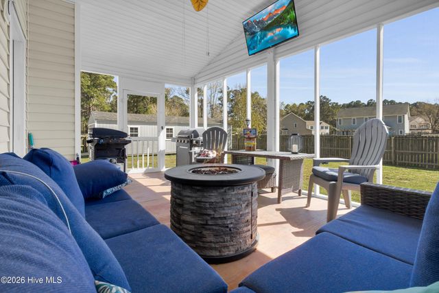 210 Dorovan Court, Hubert, NC 28539