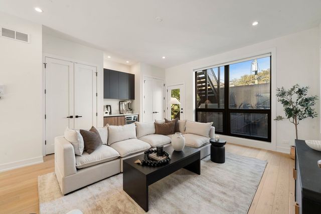 2852 W Lyndale Street 1, Chicago, IL 60647