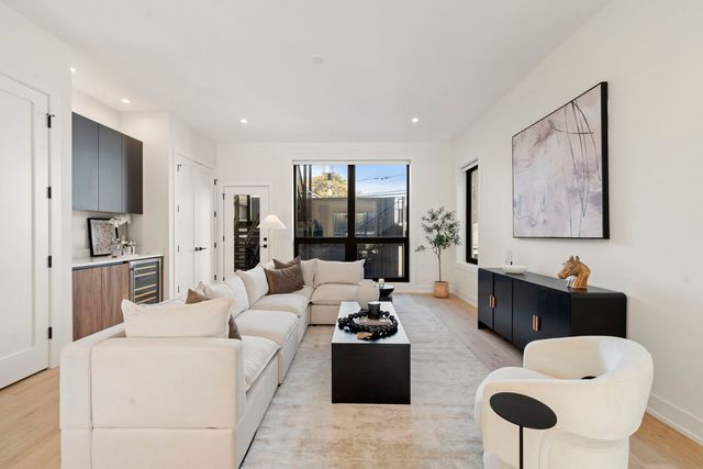 2852 W Lyndale Street 1, Chicago, IL 60647