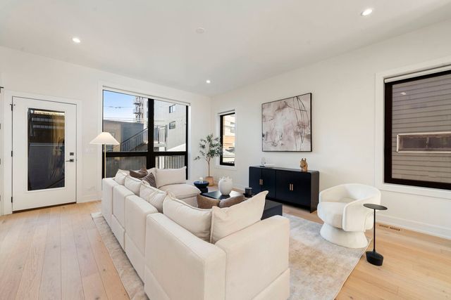 2852 W Lyndale Street 1, Chicago, IL 60647