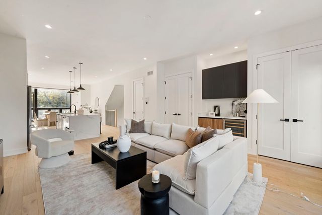 2852 W Lyndale Street 1, Chicago, IL 60647