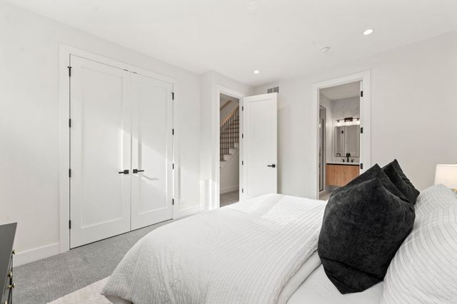 2852 W Lyndale Street 1, Chicago, IL 60647