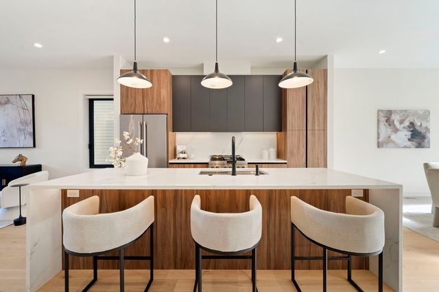 2852 W Lyndale Street 1, Chicago, IL 60647