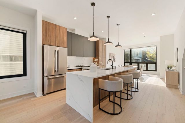 2852 W Lyndale Street 1, Chicago, IL 60647