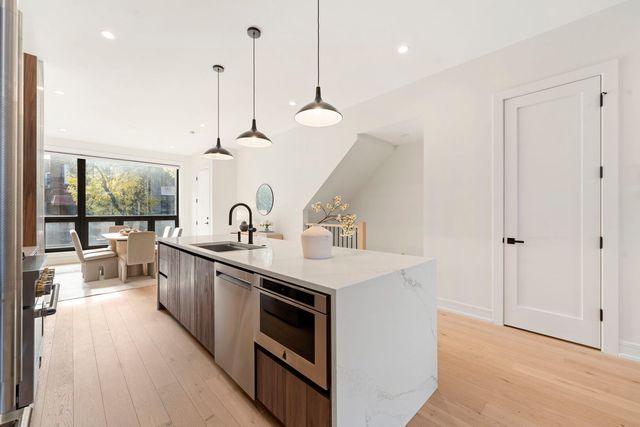 2852 W Lyndale Street 1, Chicago, IL 60647