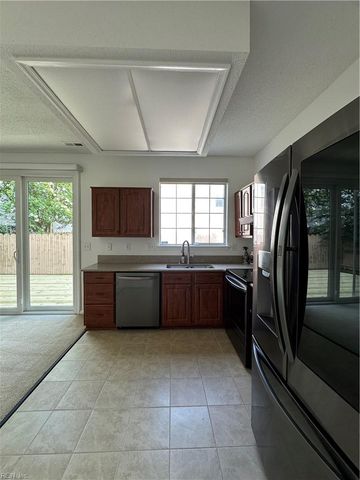 208 Oak Grove RN, Chesapeake, VA 23320