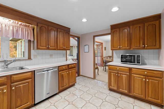 37 Ledgewood Road, Framingham, MA 01701