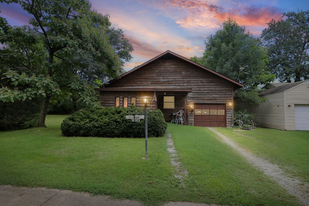 Image 1 of property listing at 811 S Lincoln Boulevard, Centralia, IL 62801