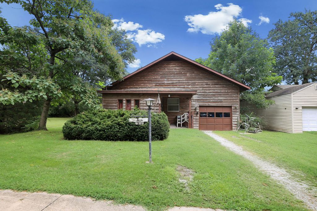 Image 2 of property listing at 811 S Lincoln Boulevard, Centralia, IL 62801