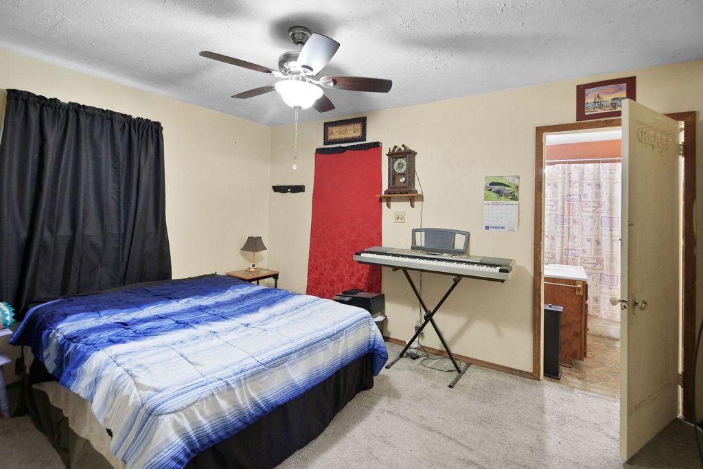 Image 20 of property listing at 811 S Lincoln Boulevard, Centralia, IL 62801