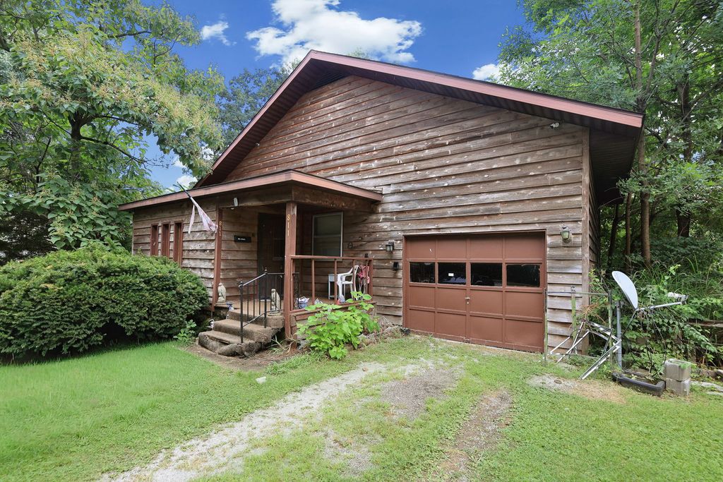 Image 3 of property listing at 811 S Lincoln Boulevard, Centralia, IL 62801