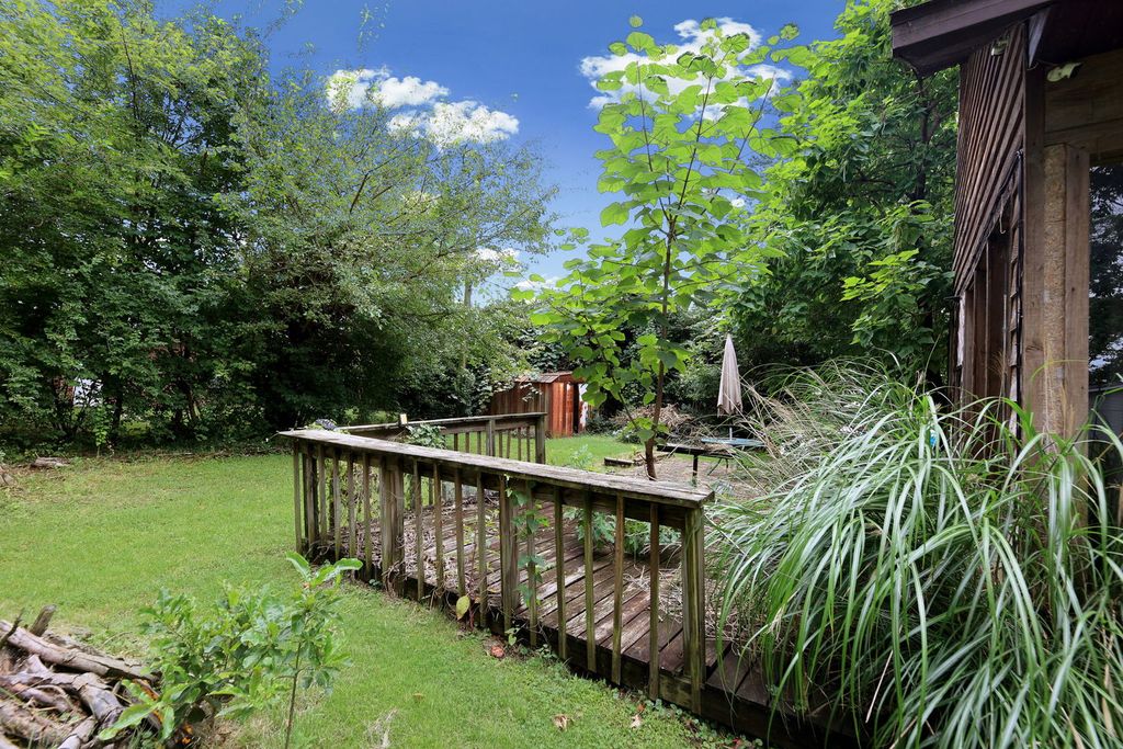 Image 5 of property listing at 811 S Lincoln Boulevard, Centralia, IL 62801