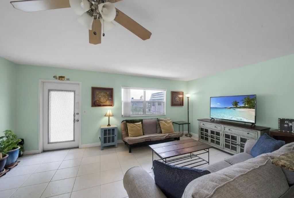 Image 10 of property listing at 223 Flanders E, Delray Beach, FL 33484