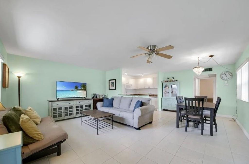 Image 12 of property listing at 223 Flanders E, Delray Beach, FL 33484