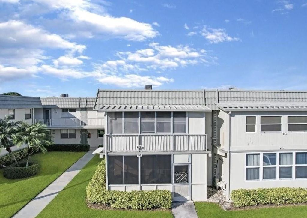 Image 2 of property listing at 223 Flanders E, Delray Beach, FL 33484