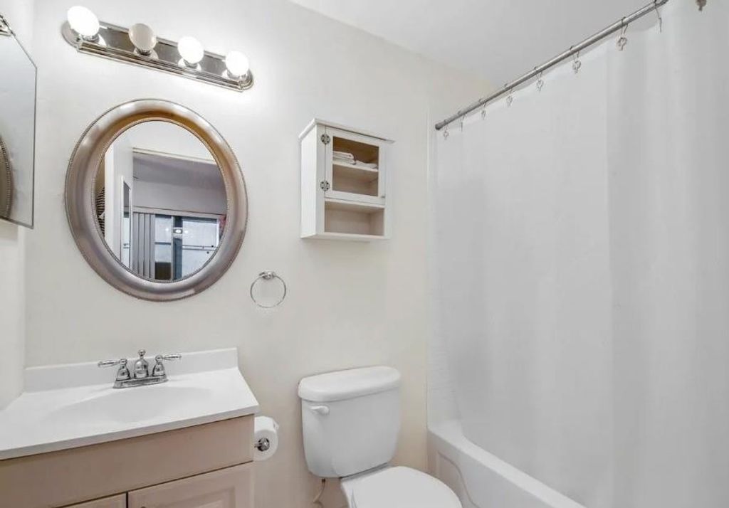 Image 4 of property listing at 223 Flanders E, Delray Beach, FL 33484