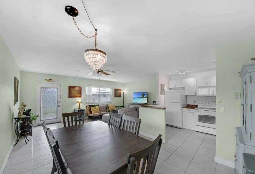 Image 7 of property listing at 223 Flanders E, Delray Beach, FL 33484